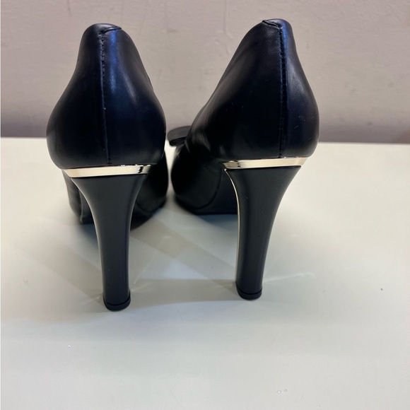Italian Elegant Black Leather Heels with Bow - Picture 6 of 10
